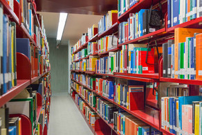 Bibliothek Rote Bücherregale in der Universitätsbilbliothek.